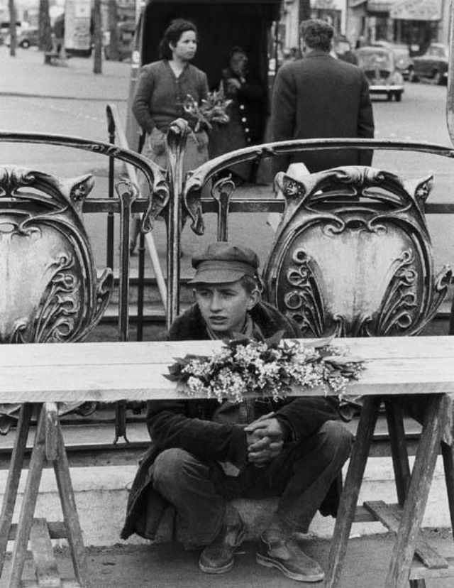 The Street Life of Postwar Paris through the Lens of Izraelis Bidermanas