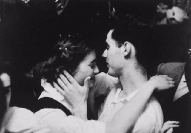 The Street Life of Postwar Paris through the Lens of Izraelis Bidermanas