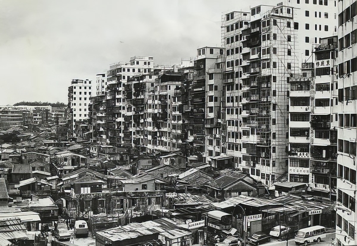 The south side of Kowloon Walled City in 1975. The elevation of the buildings begins to reach its maximum height.