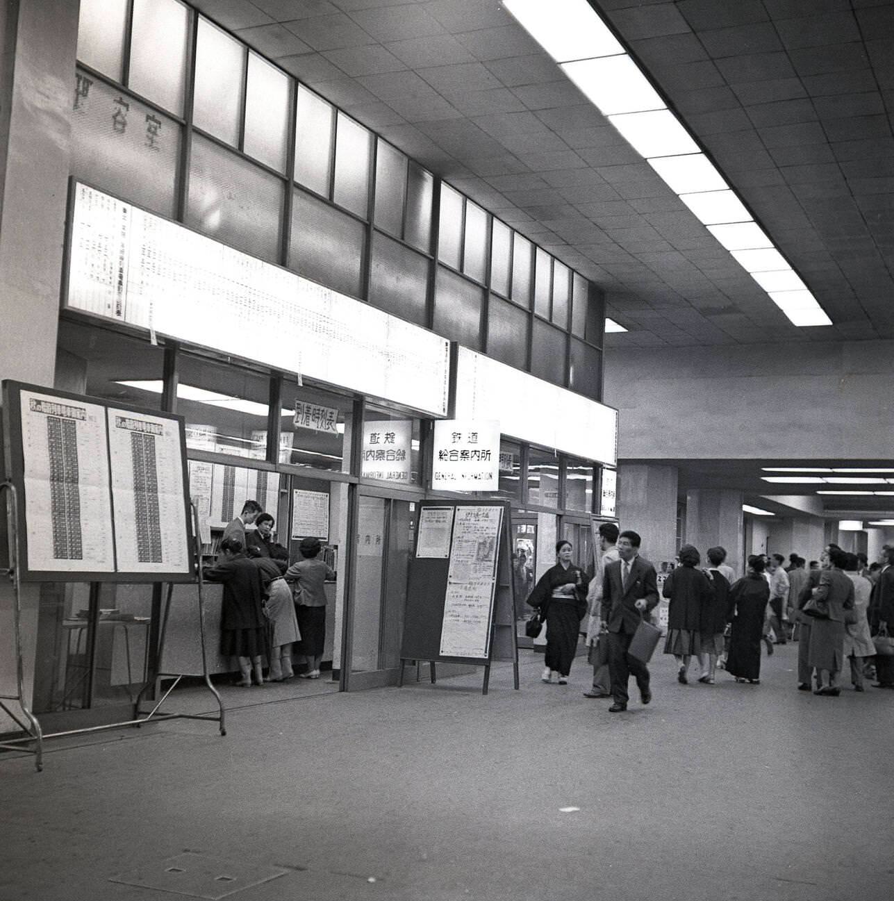 A view inside the Tokyo metro, 1950s.