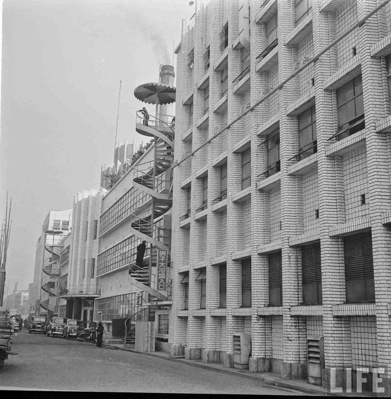 Vintage Photos Show Inside a Tokyo Bath House in 1951