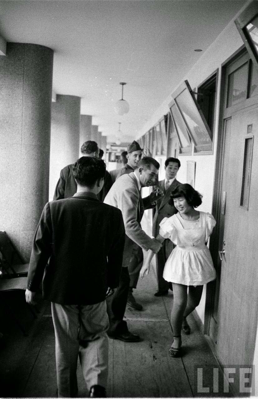 Vintage Photos Show Inside a Tokyo Bath House in 1951