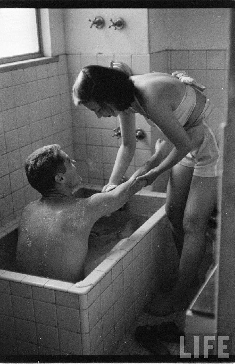 Vintage Photos Show Inside a Tokyo Bath House in 1951