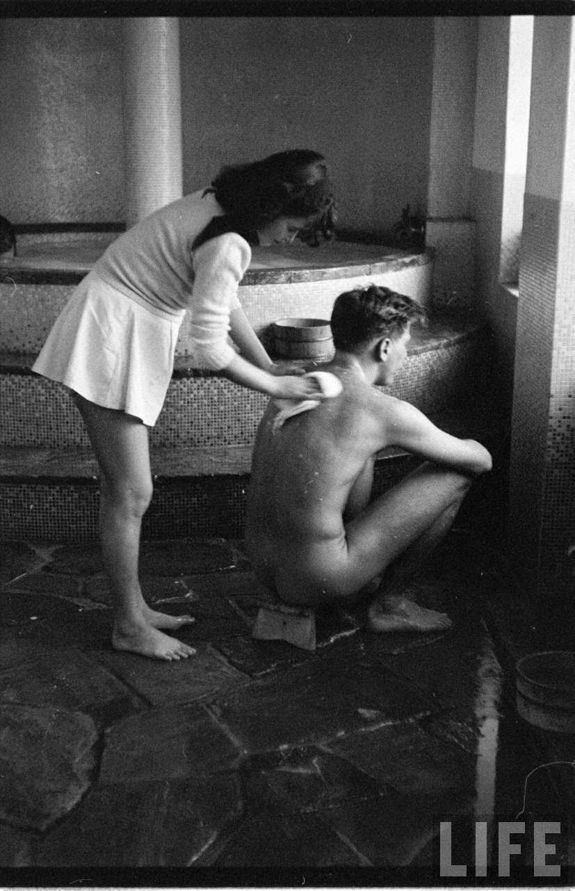 Vintage Photos Show Inside a Tokyo Bath House in 1951