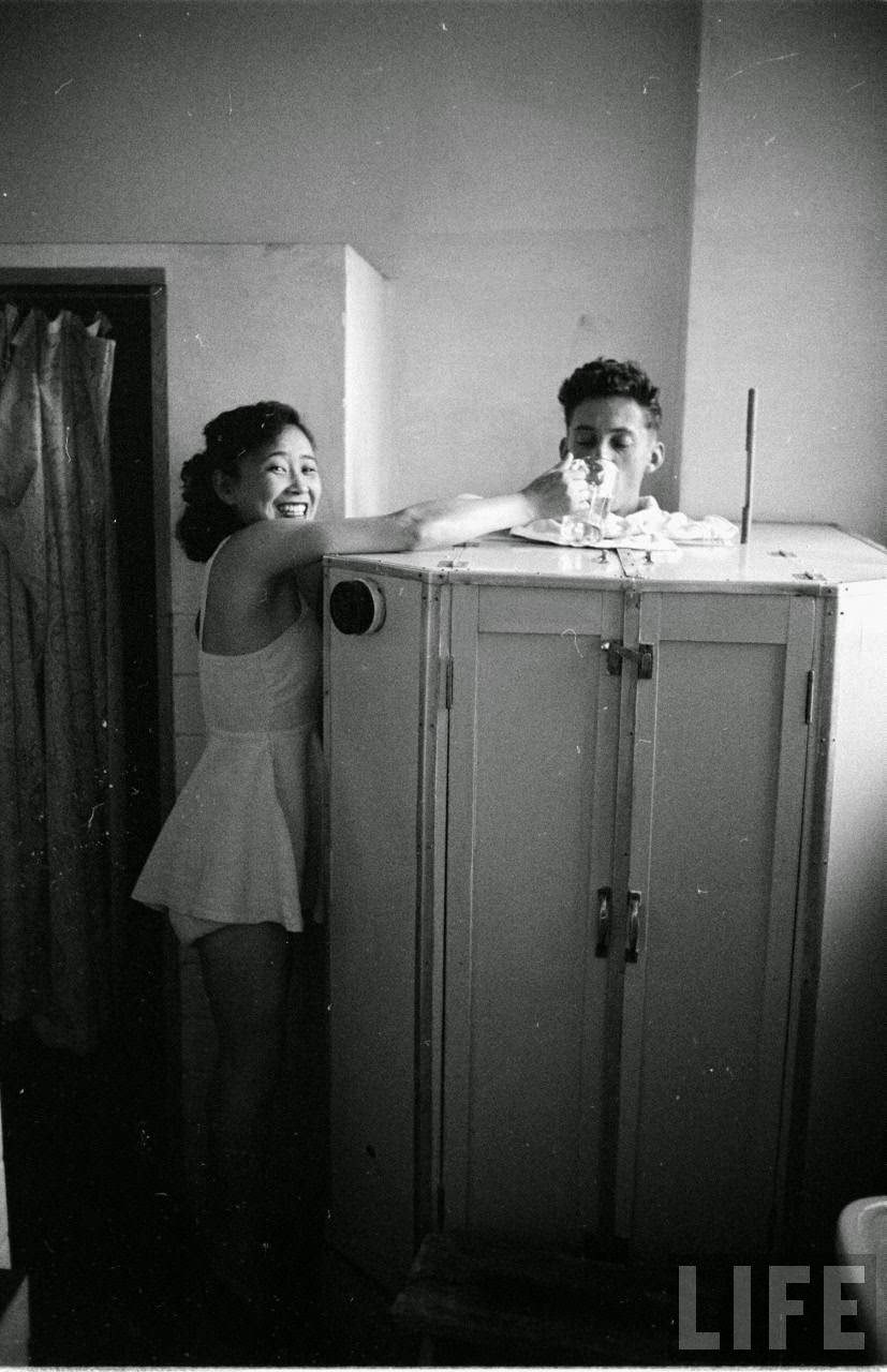 Vintage Photos Show Inside a Tokyo Bath House in 1951