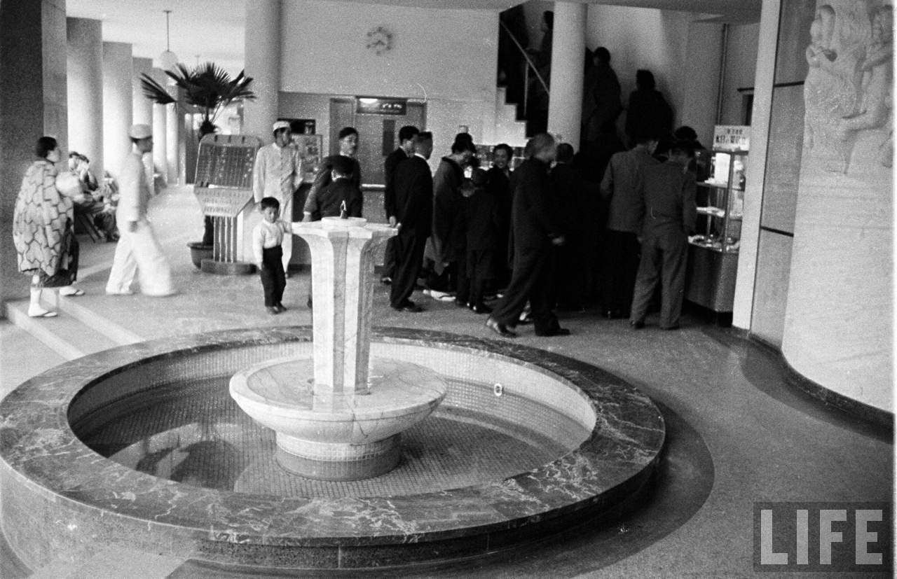 Vintage Photos Show Inside a Tokyo Bath House in 1951