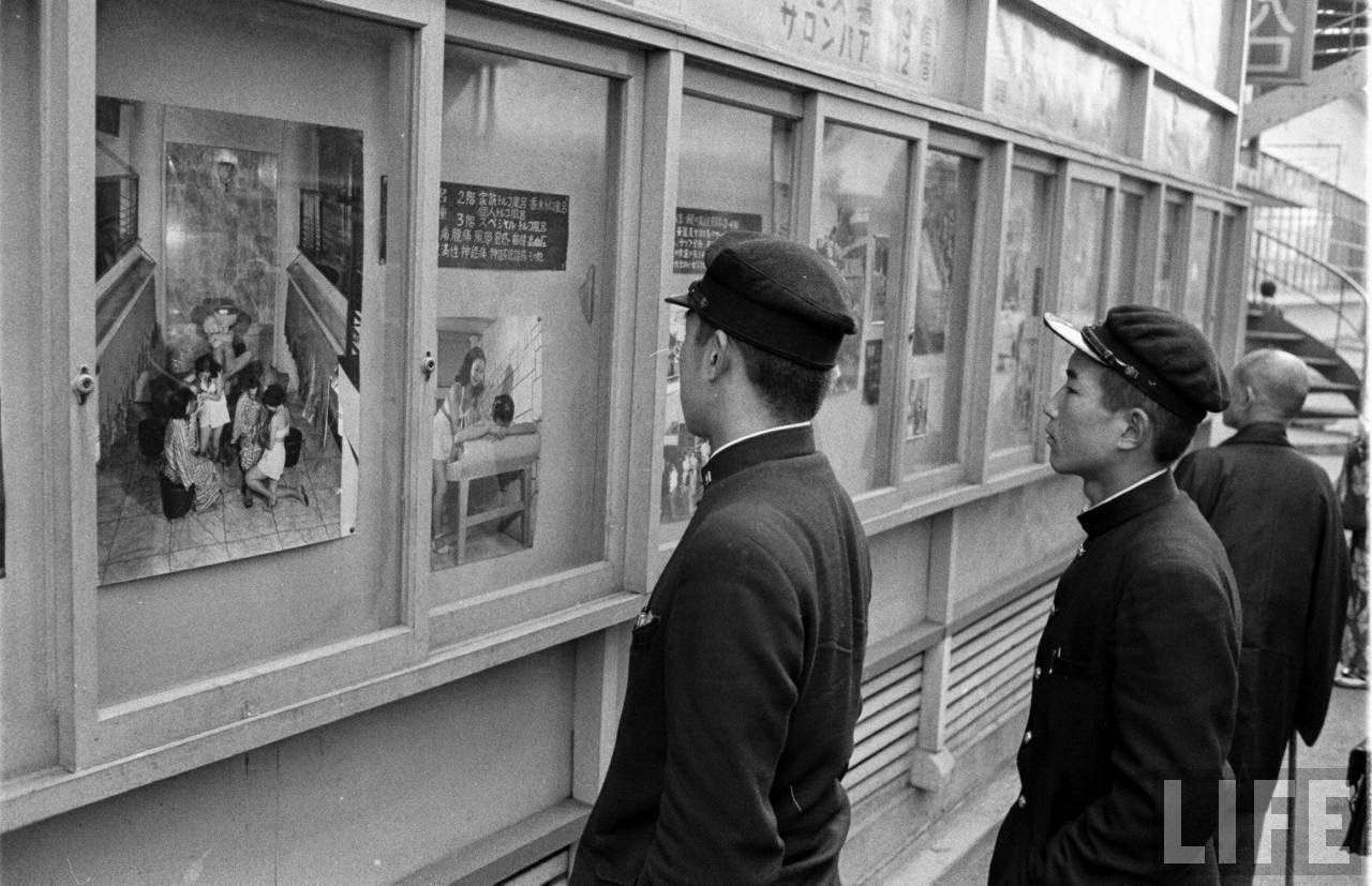 Vintage Photos Show Inside a Tokyo Bath House in 1951