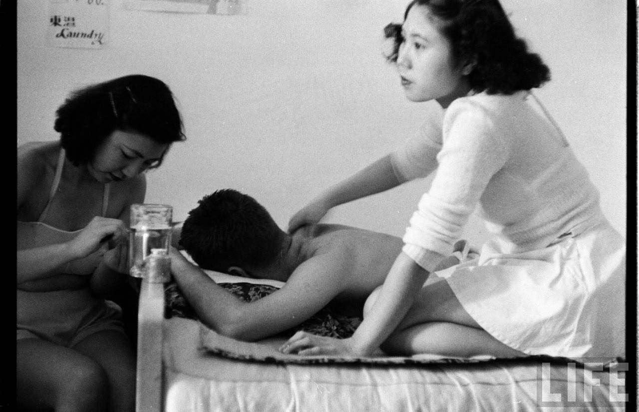 Vintage Photos Show Inside a Tokyo Bath House in 1951