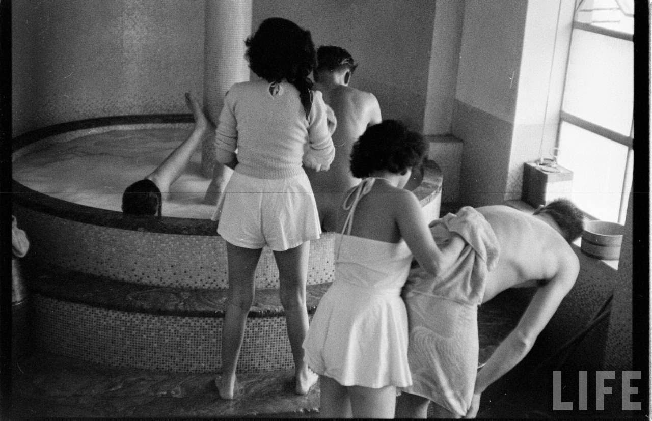 Vintage Photos Show Inside a Tokyo Bath House in 1951