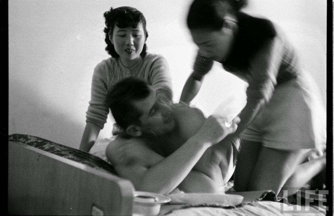 Vintage Photos Show Inside a Tokyo Bath House in 1951