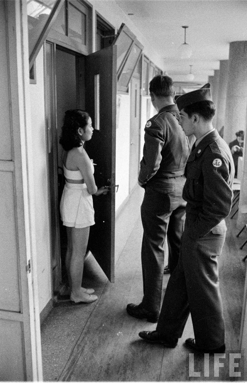 Vintage Photos Show Inside a Tokyo Bath House in 1951