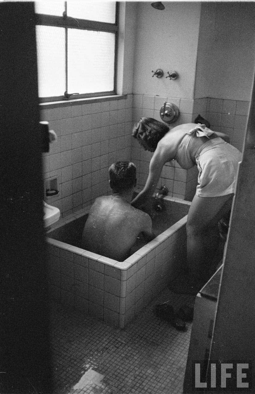 Vintage Photos Show Inside a Tokyo Bath House in 1951