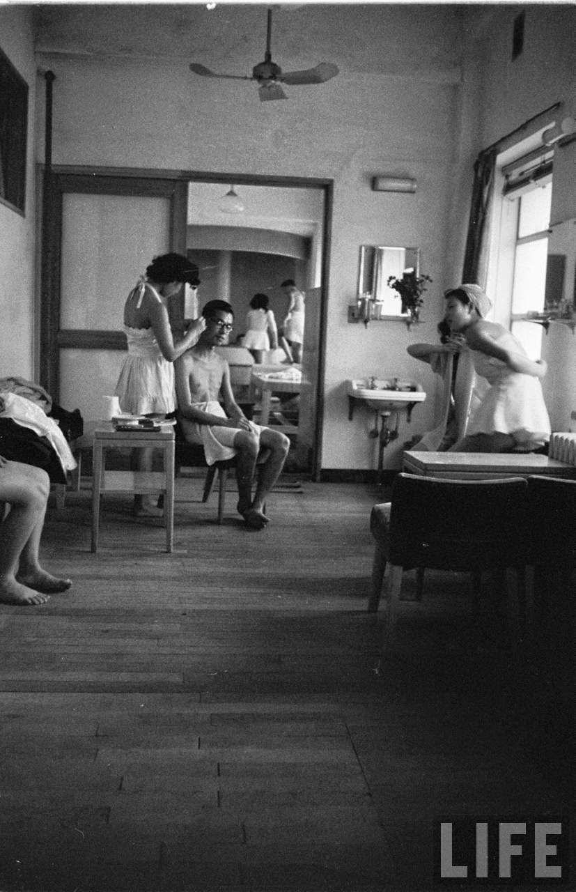 Vintage Photos Show Inside a Tokyo Bath House in 1951