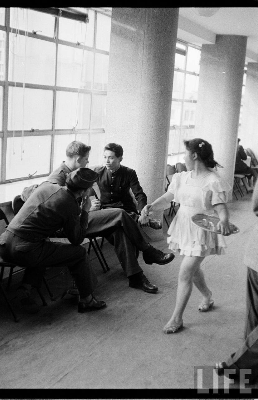 Vintage Photos Show Inside a Tokyo Bath House in 1951