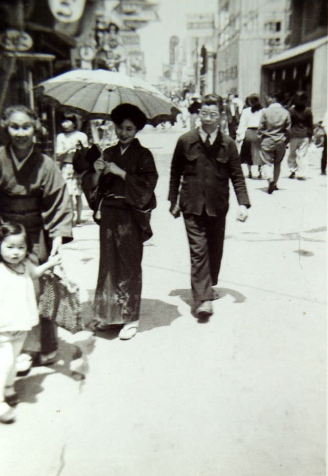 Tokyo street scene, 1940s.