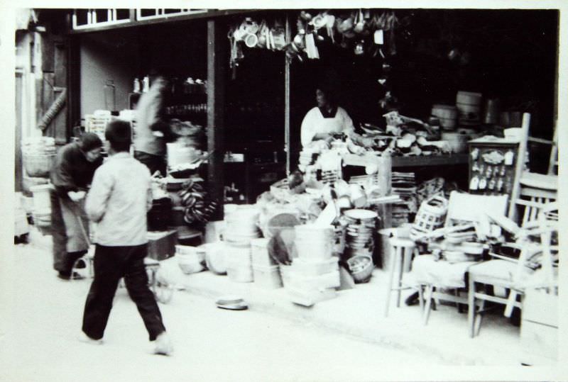 Local hardware store at a market, 1940s.