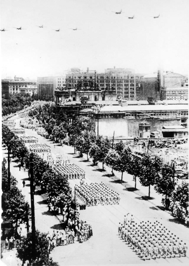 The soldiers are passing in front of the Dai-Ichi Building, 1940s.