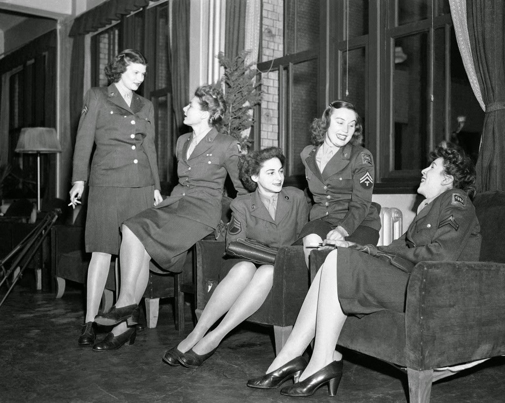 Group of WACs pose in a Tokyo lounge, 1947.