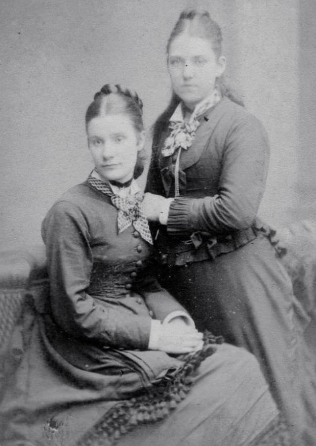 Fabulous Photos of Victorian Sisters from the Late 19th Century