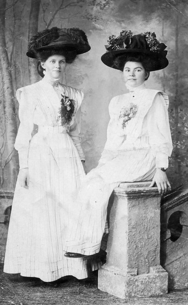 Fabulous Photos of Victorian Sisters from the Late 19th Century