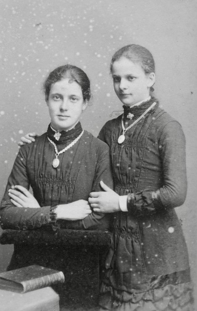 Fabulous Photos of Victorian Sisters from the Late 19th Century