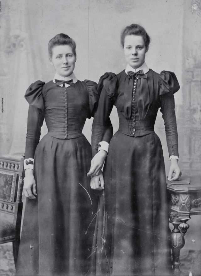 Fabulous Photos of Victorian Sisters from the Late 19th Century