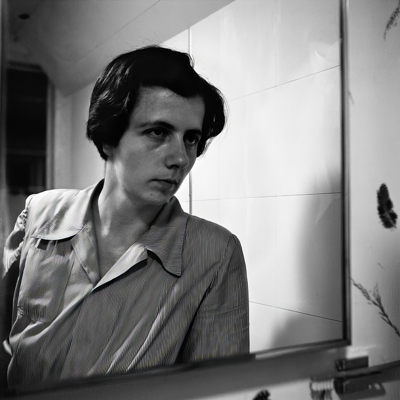 Stunning and Creative Self-Portraits by Vivian Maier that Redefine the Selfie