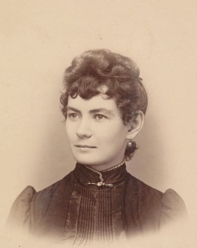 Elegant woman, Harper, Kansas
