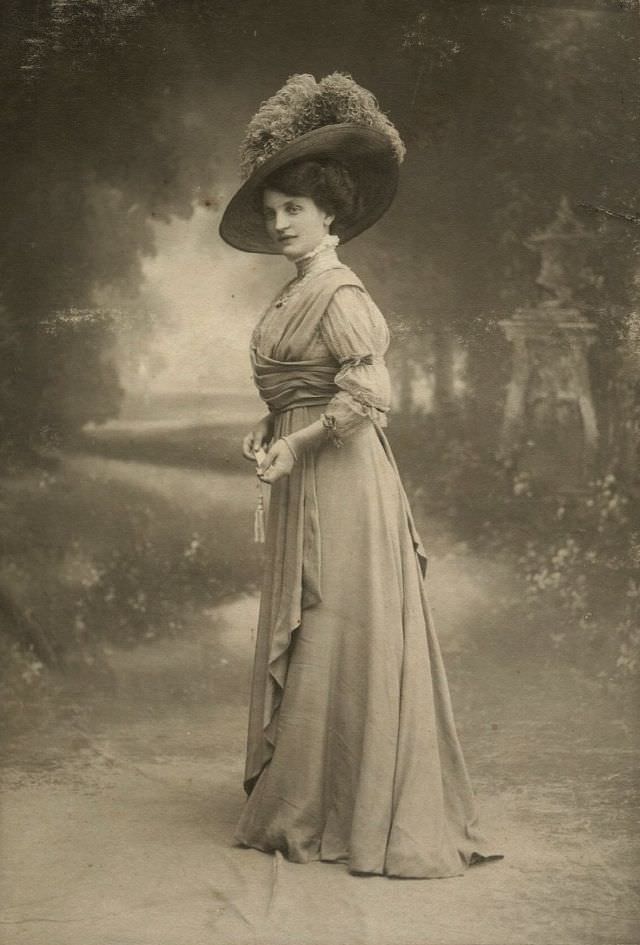 Fashionable French lady, Studio Americaine, Lyon