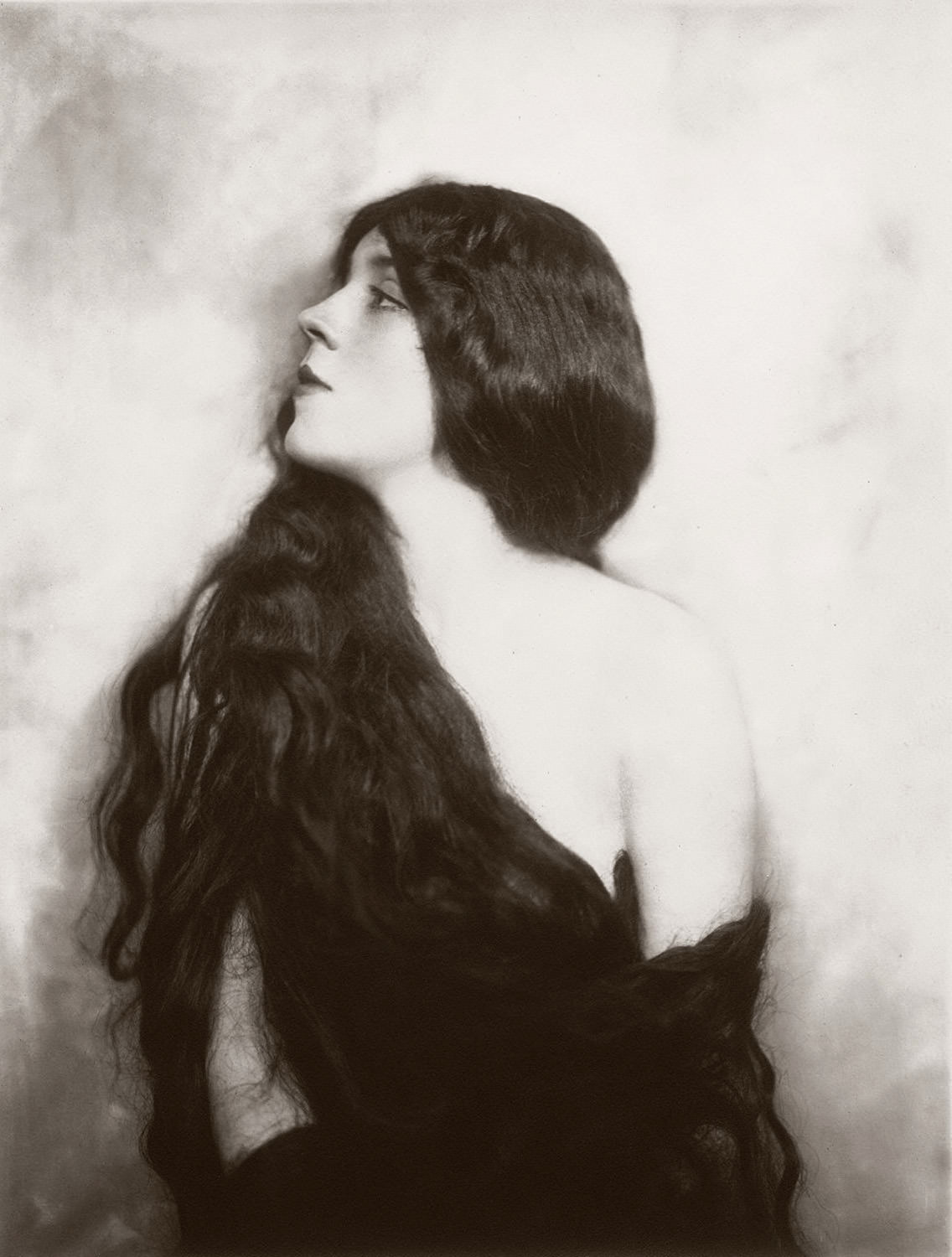 The Anonymous Enchantresses of the Ziegfeld Follies: A Photographic Journey through Time with Alfred Cheney Johnston