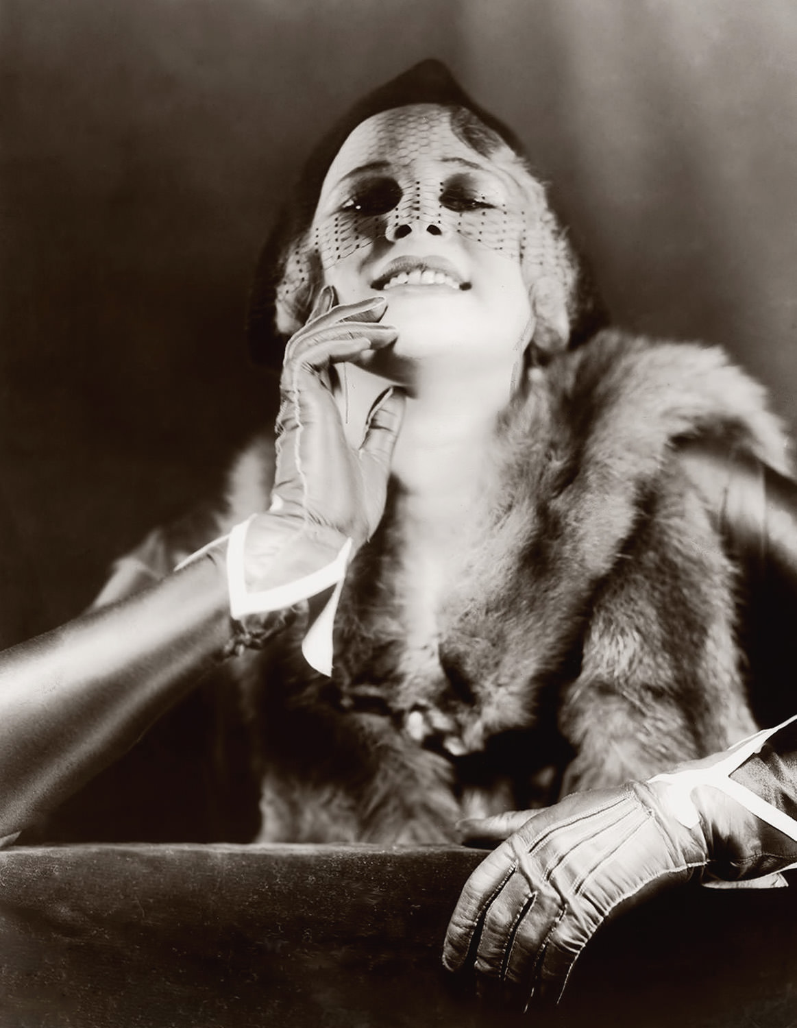 The Anonymous Enchantresses of the Ziegfeld Follies: A Photographic Journey through Time with Alfred Cheney Johnston