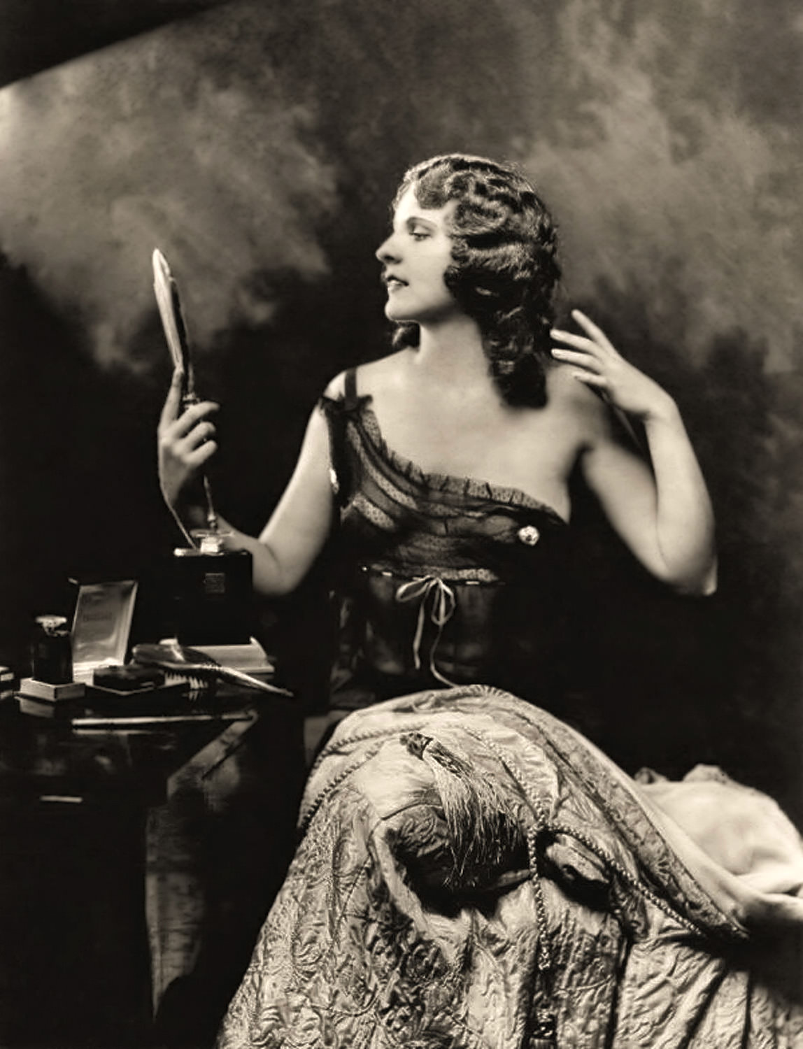 The Anonymous Enchantresses of the Ziegfeld Follies: A Photographic Journey through Time with Alfred Cheney Johnston