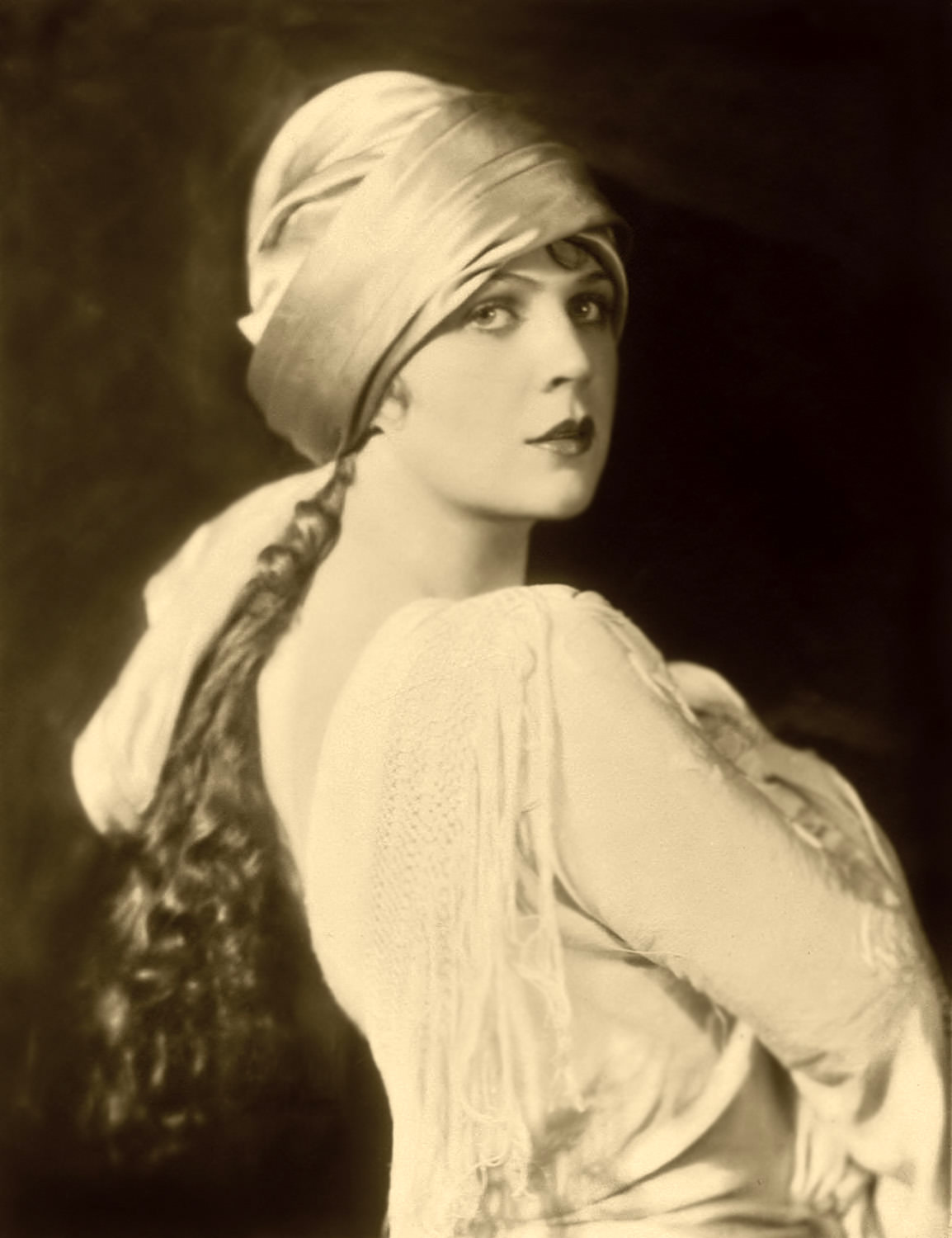 The Anonymous Enchantresses of the Ziegfeld Follies: A Photographic Journey through Time with Alfred Cheney Johnston