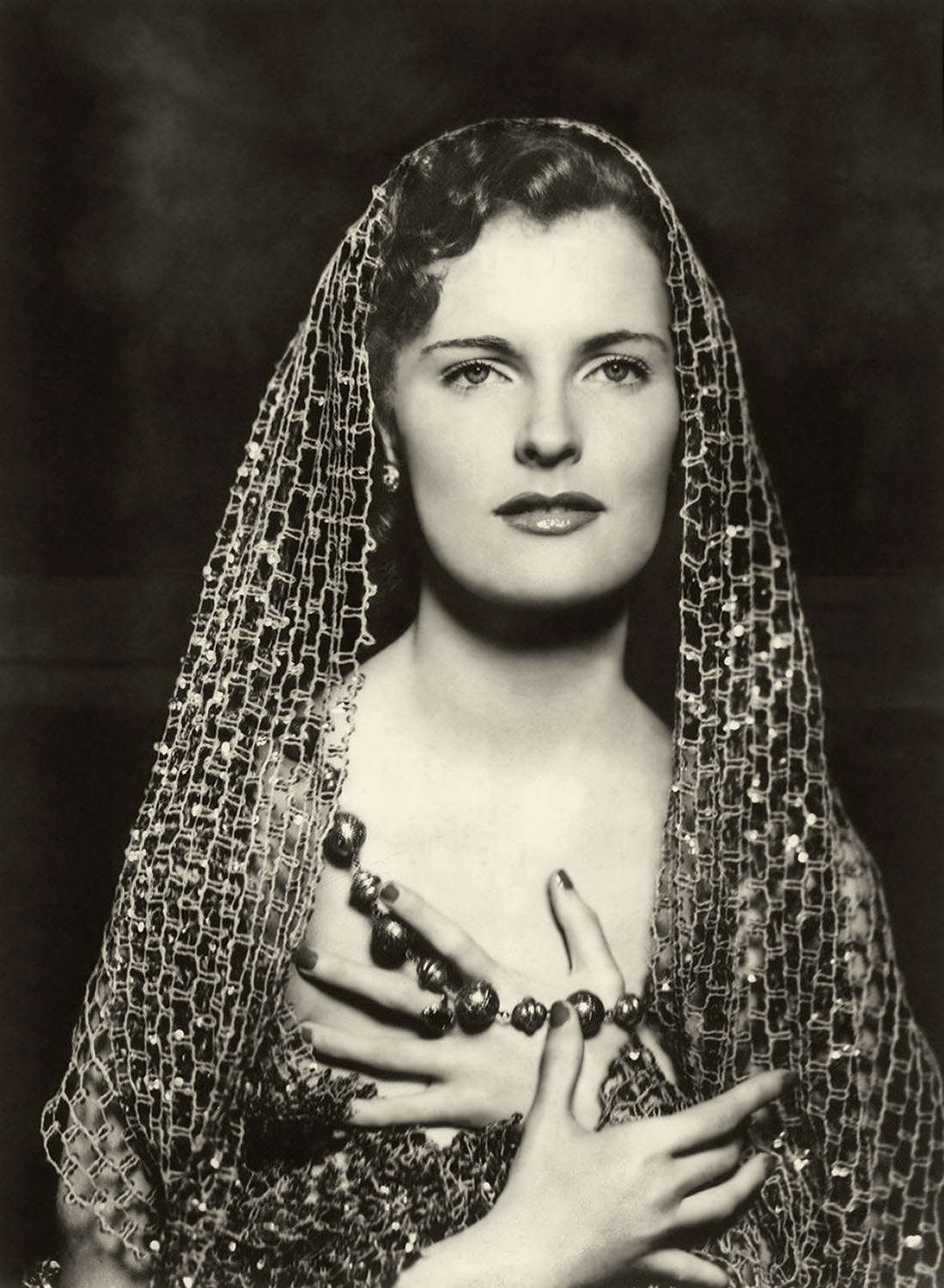 The Anonymous Enchantresses of the Ziegfeld Follies: A Photographic Journey through Time with Alfred Cheney Johnston