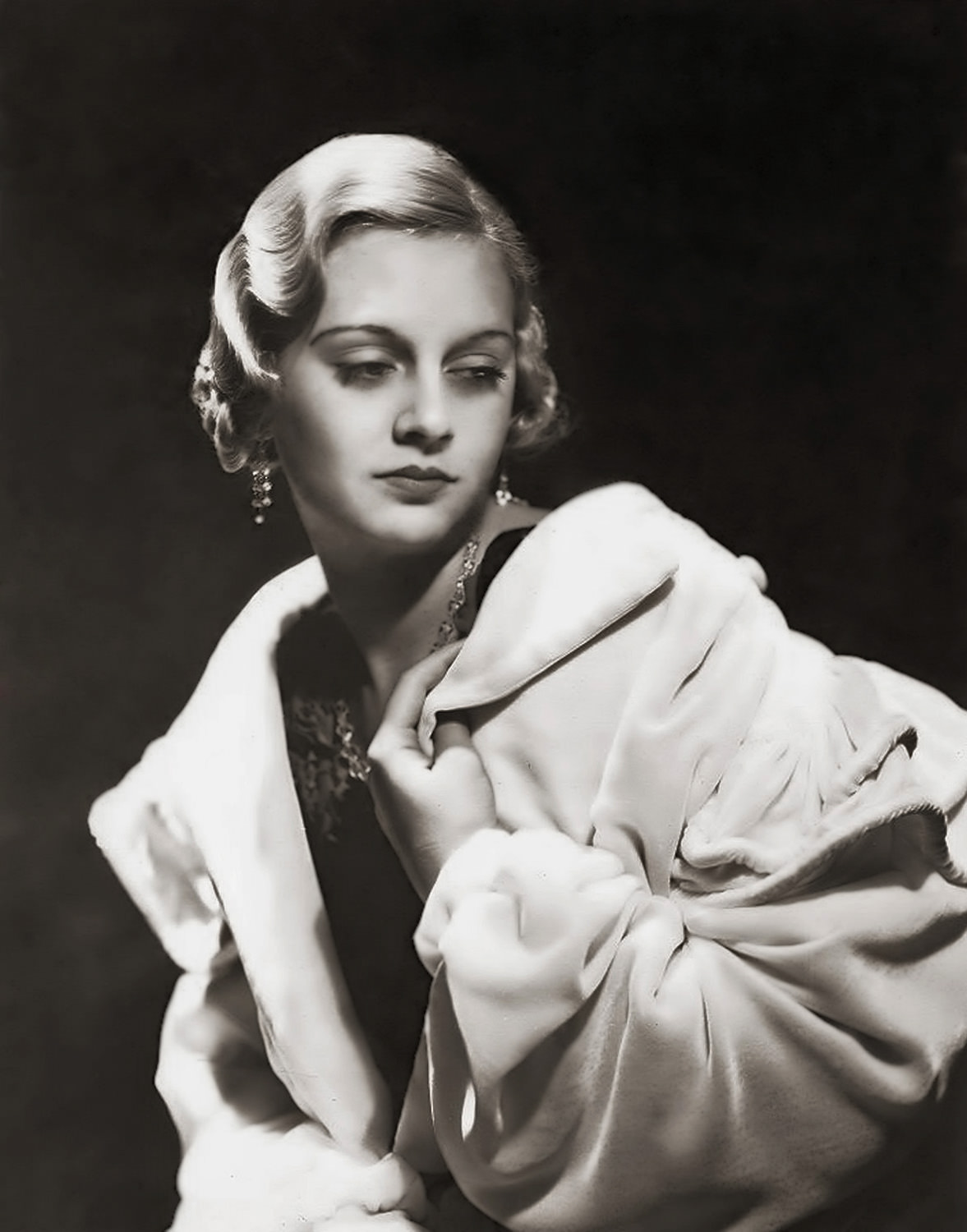 The Anonymous Enchantresses of the Ziegfeld Follies: A Photographic Journey through Time with Alfred Cheney Johnston