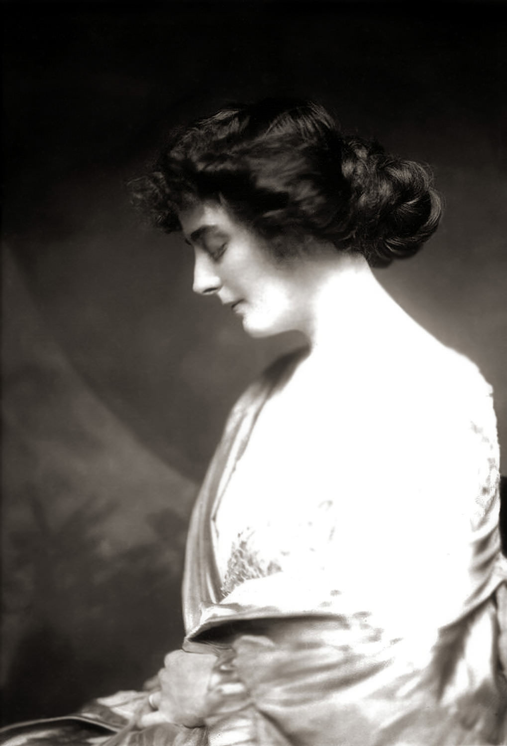 The Anonymous Enchantresses of the Ziegfeld Follies: A Photographic Journey through Time with Alfred Cheney Johnston
