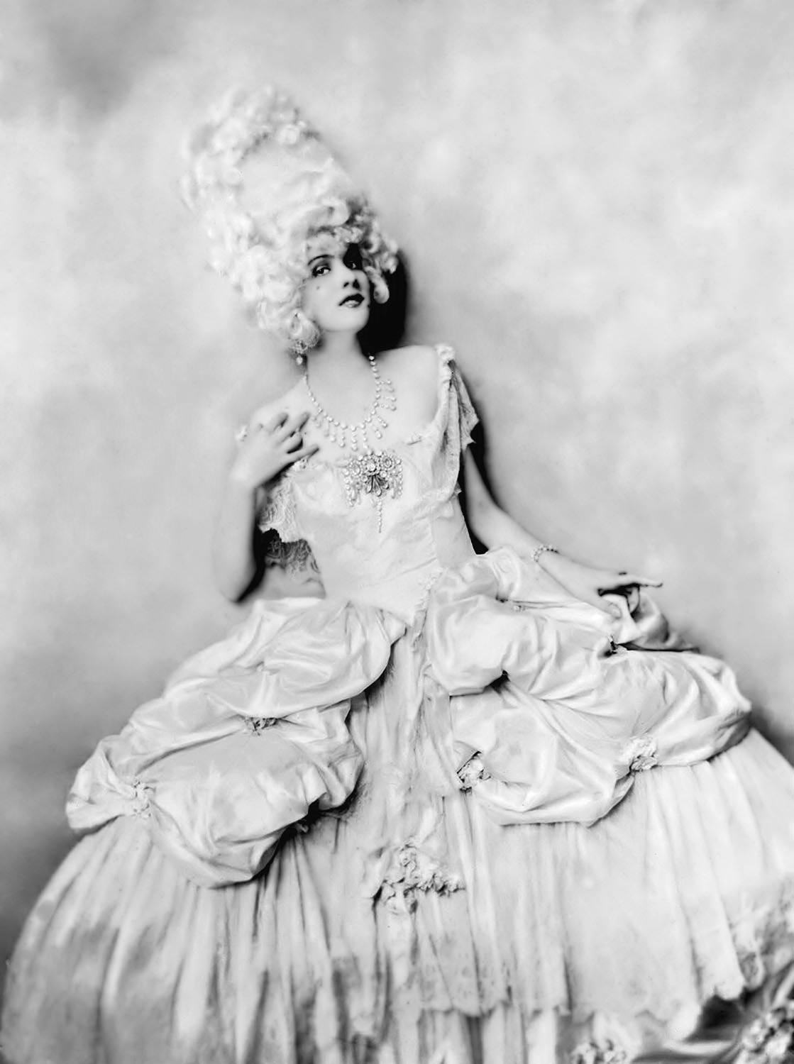 The Anonymous Enchantresses of the Ziegfeld Follies: A Photographic Journey through Time with Alfred Cheney Johnston