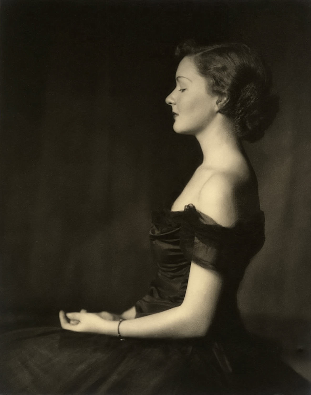 The Anonymous Enchantresses of the Ziegfeld Follies: A Photographic Journey through Time with Alfred Cheney Johnston