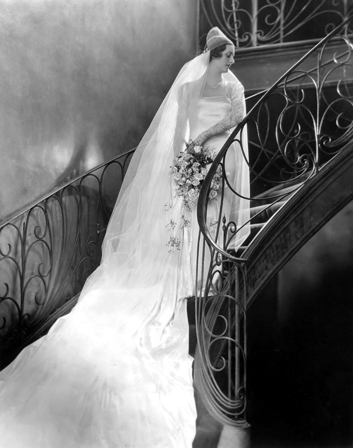 The Anonymous Enchantresses of the Ziegfeld Follies: A Photographic Journey through Time with Alfred Cheney Johnston