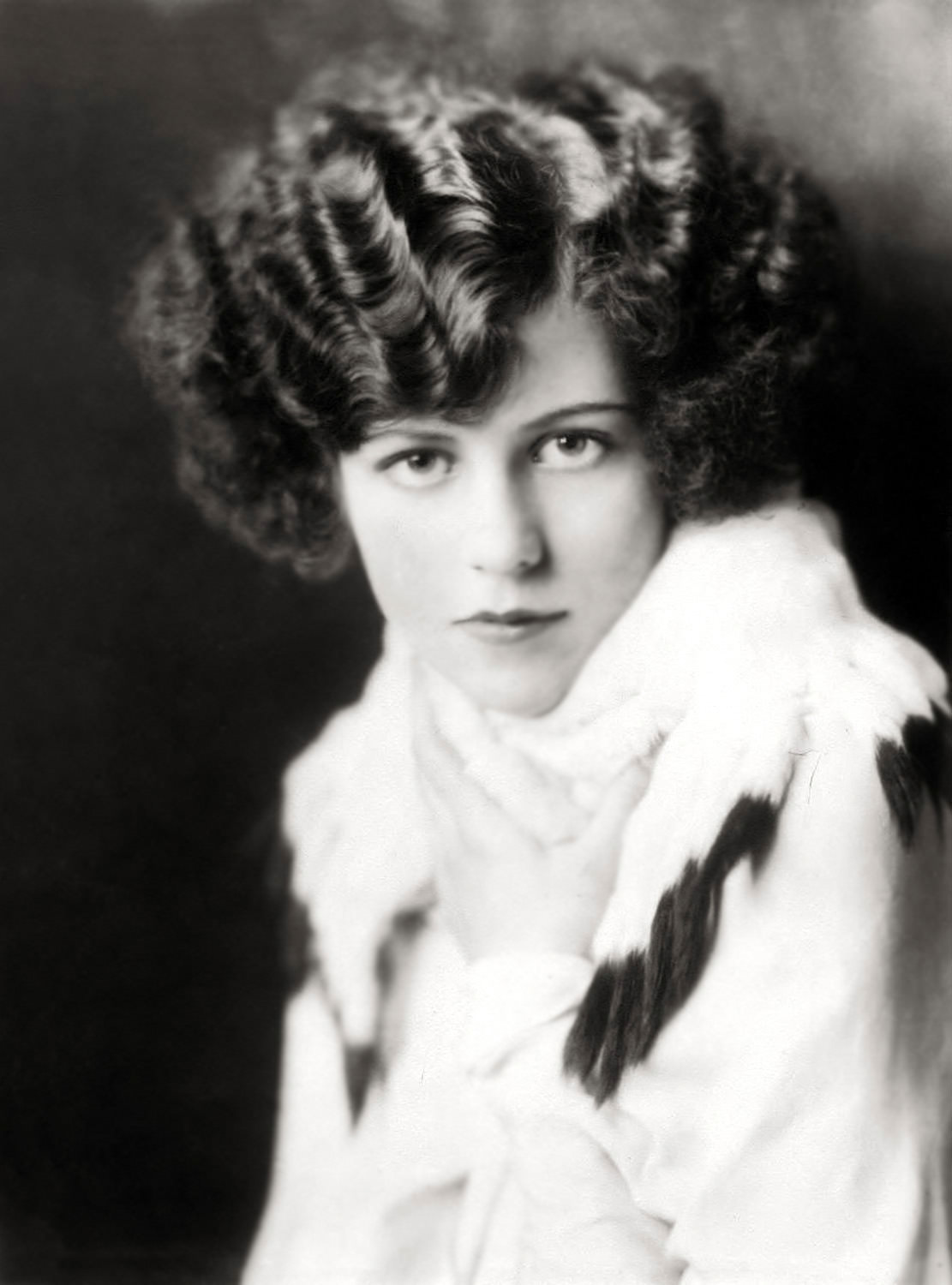 The Anonymous Enchantresses of the Ziegfeld Follies: A Photographic Journey through Time with Alfred Cheney Johnston