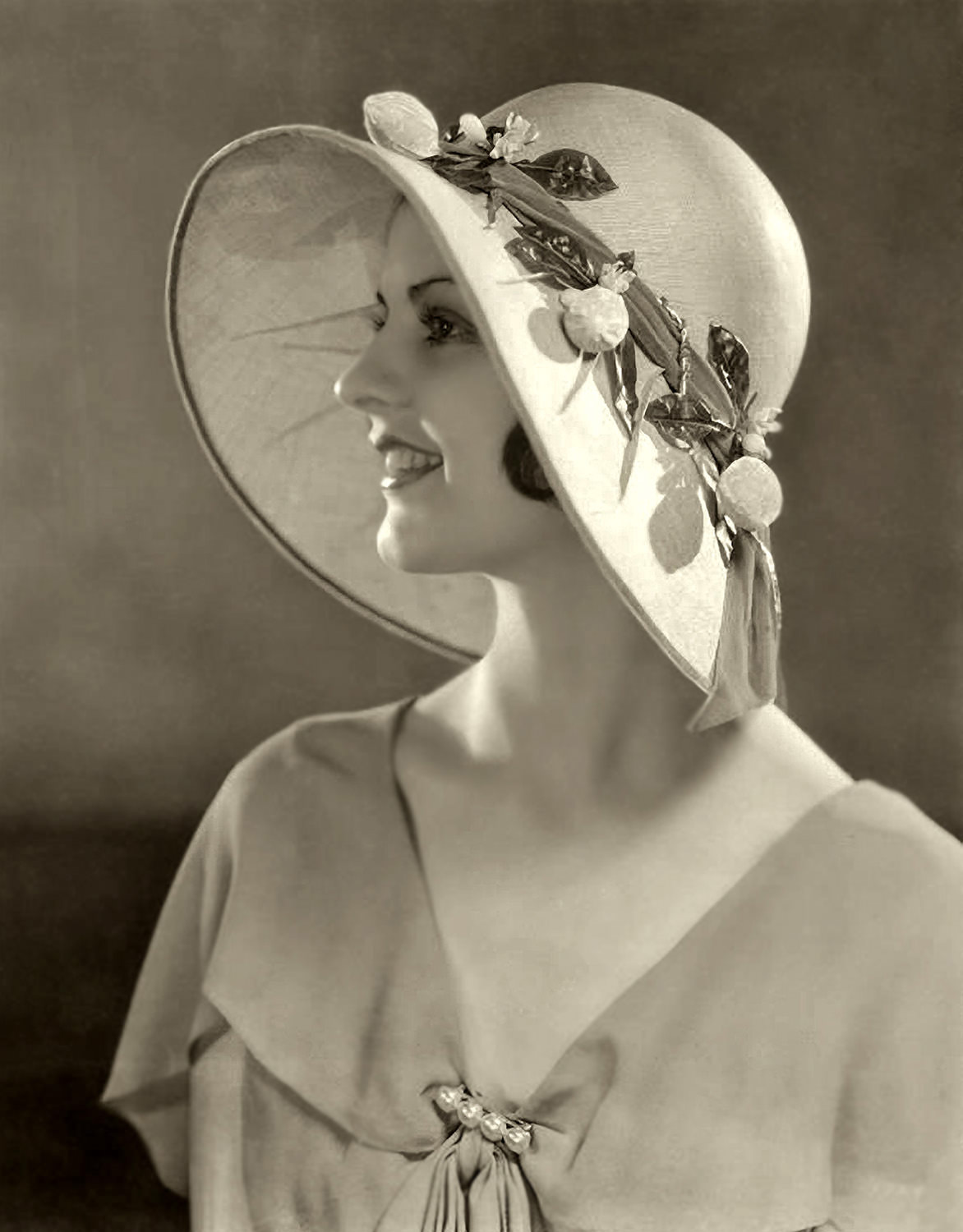 The Anonymous Enchantresses of the Ziegfeld Follies: A Photographic Journey through Time with Alfred Cheney Johnston