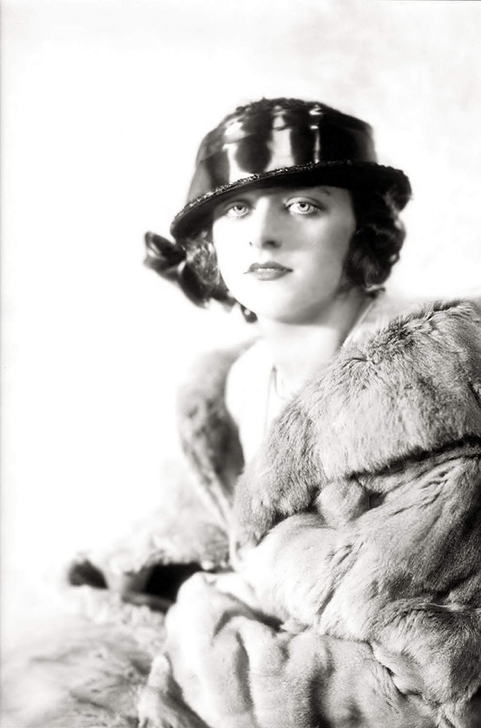 The Anonymous Enchantresses of the Ziegfeld Follies: A Photographic Journey through Time with Alfred Cheney Johnston