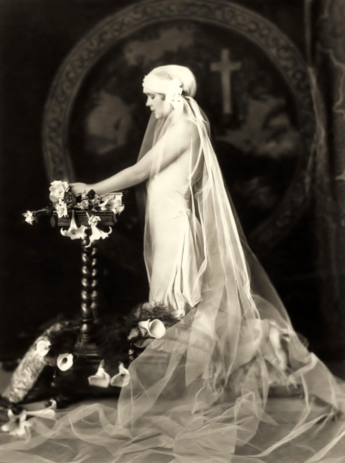 The Anonymous Enchantresses of the Ziegfeld Follies: A Photographic Journey through Time with Alfred Cheney Johnston