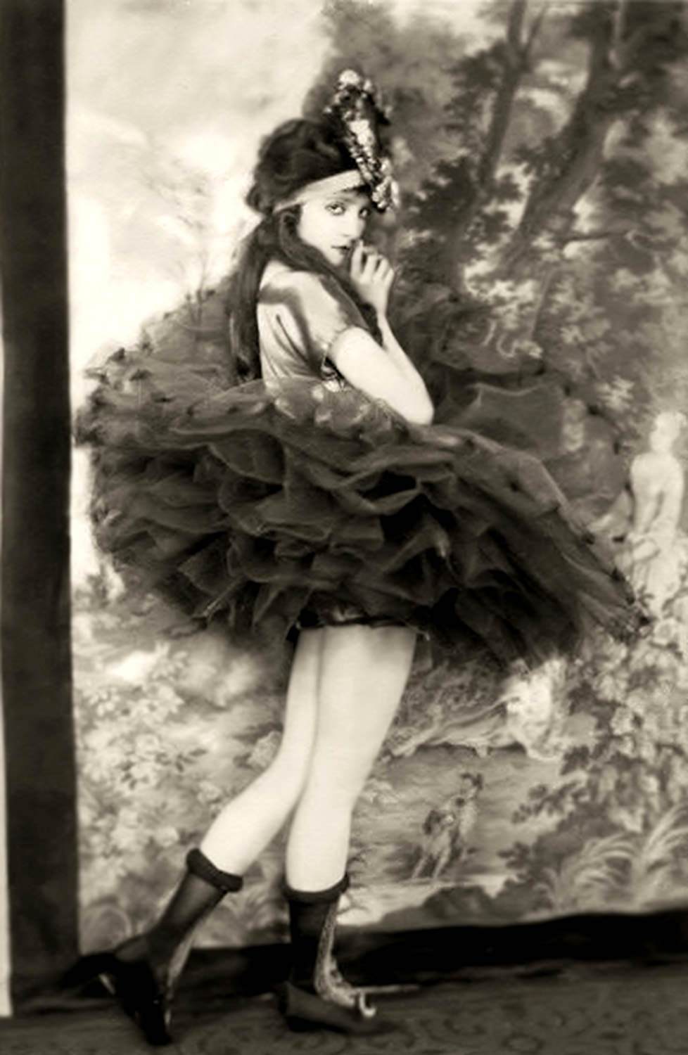 The Anonymous Enchantresses of the Ziegfeld Follies: A Photographic Journey through Time with Alfred Cheney Johnston