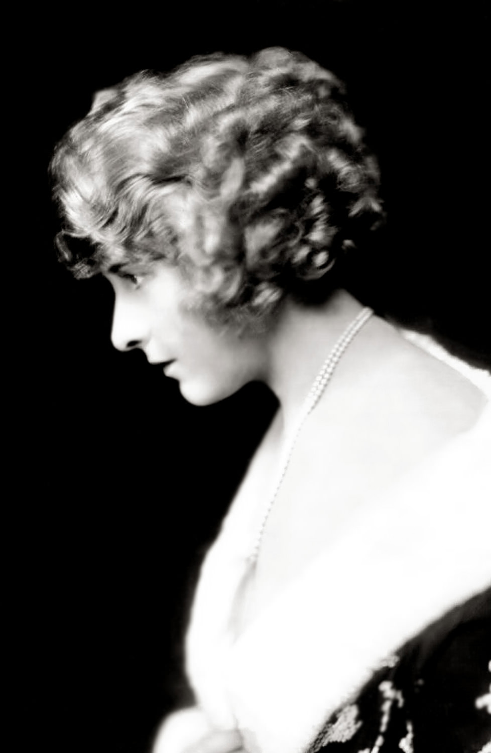 The Anonymous Enchantresses of the Ziegfeld Follies: A Photographic Journey through Time with Alfred Cheney Johnston
