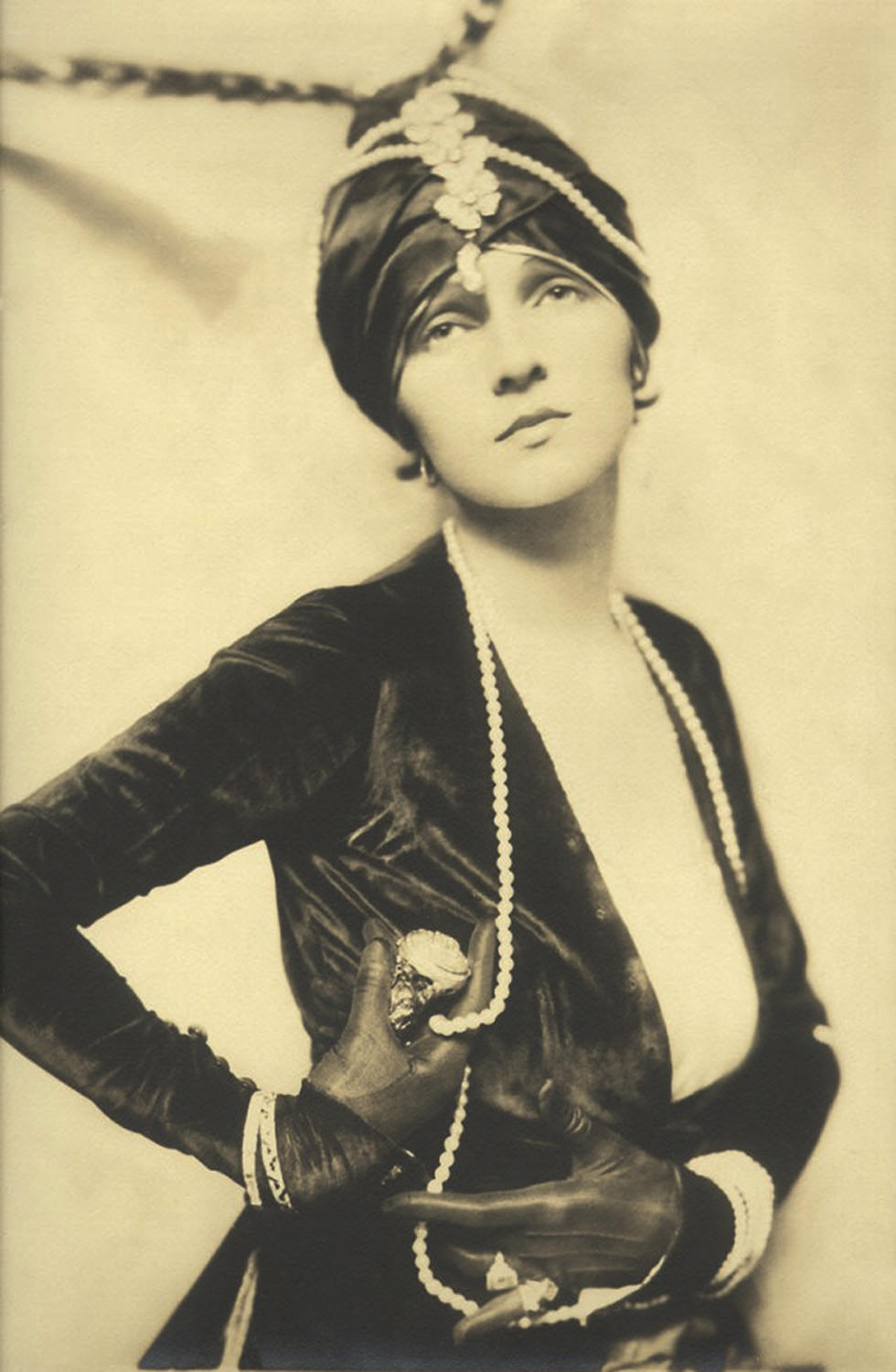 The Anonymous Enchantresses of the Ziegfeld Follies: A Photographic Journey through Time with Alfred Cheney Johnston