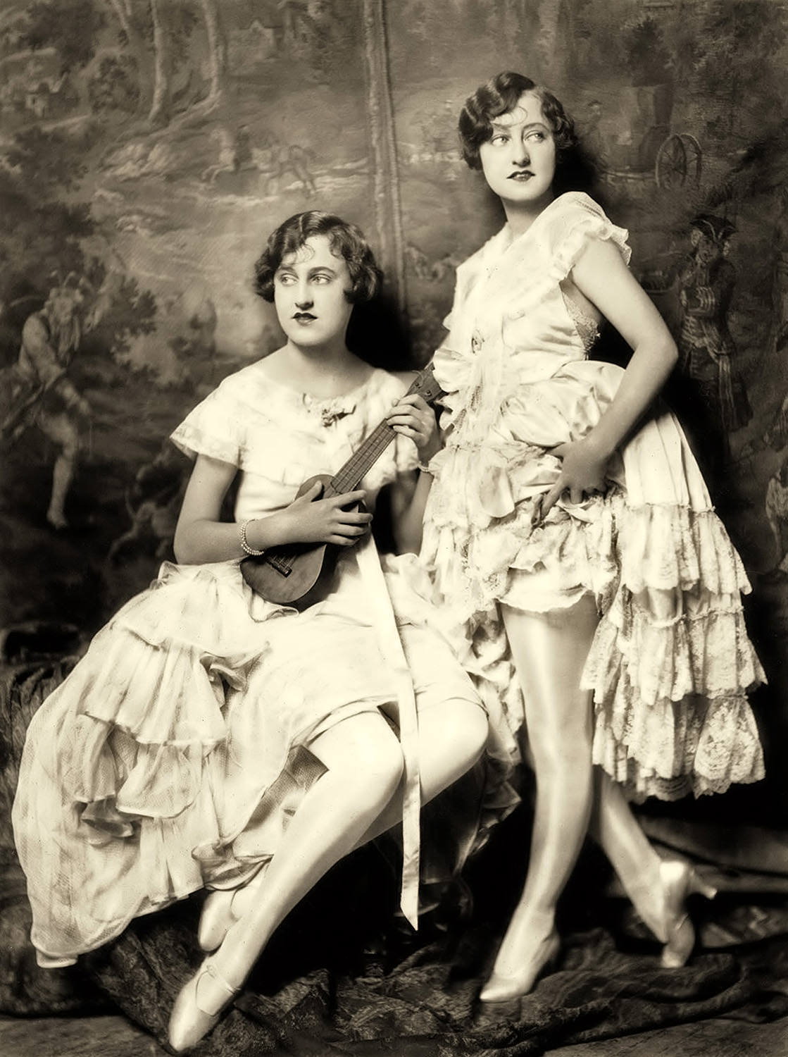 The Anonymous Enchantresses of the Ziegfeld Follies: A Photographic Journey through Time with Alfred Cheney Johnston