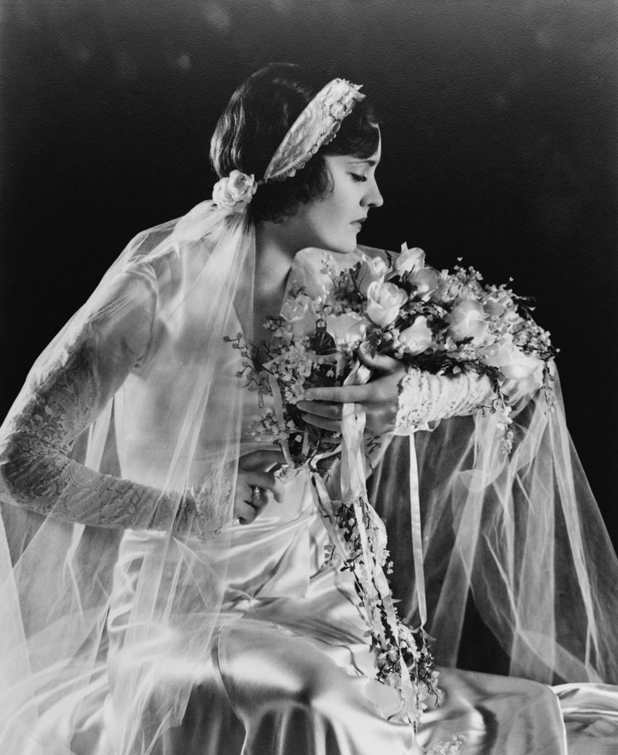 The Anonymous Enchantresses of the Ziegfeld Follies: A Photographic Journey through Time with Alfred Cheney Johnston