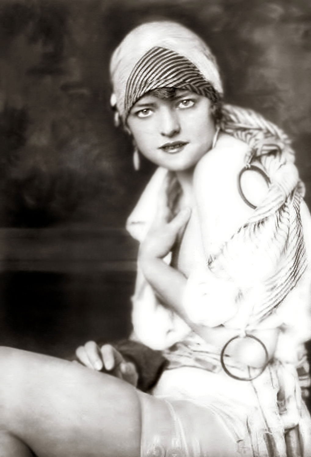 The Anonymous Enchantresses of the Ziegfeld Follies: A Photographic Journey through Time with Alfred Cheney Johnston