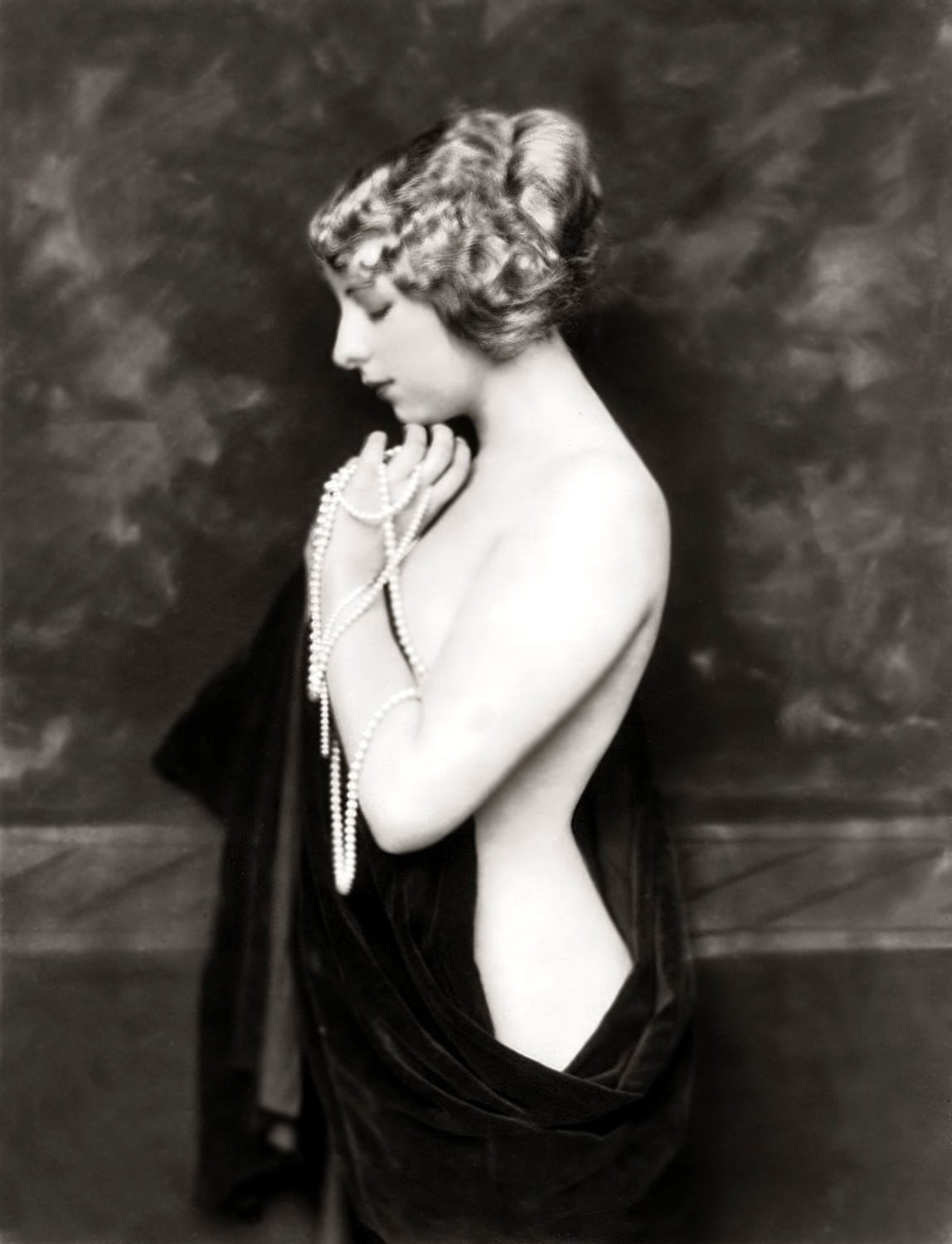 The Anonymous Enchantresses of the Ziegfeld Follies: A Photographic Journey through Time with Alfred Cheney Johnston